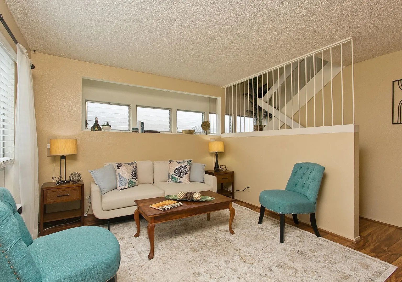 Beautiful 3 bedroom 1 1/2 bath townhome in Pearl City w/2 parking side by side — Photo 1