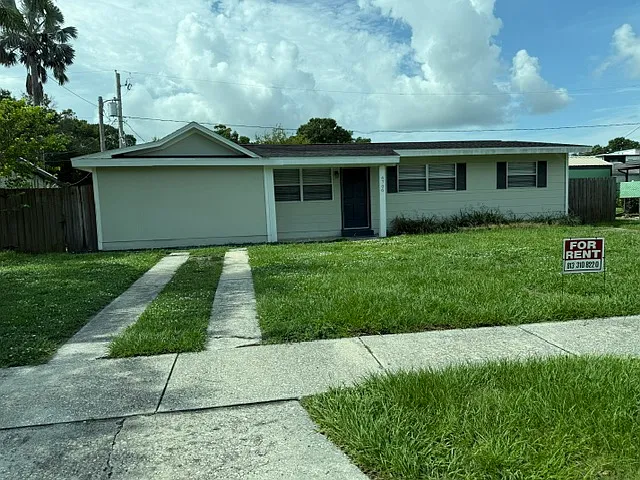 4706 Wallace Ave — Photo 1
