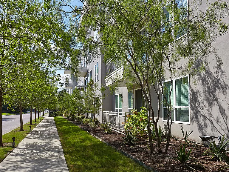 100% Smoke-Free Community