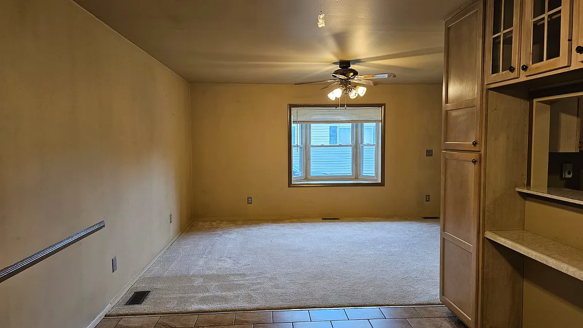 Living room - 831 W Briarcliff Dr
