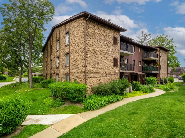 68 W 64th St APT 104, Westmont, IL 60559