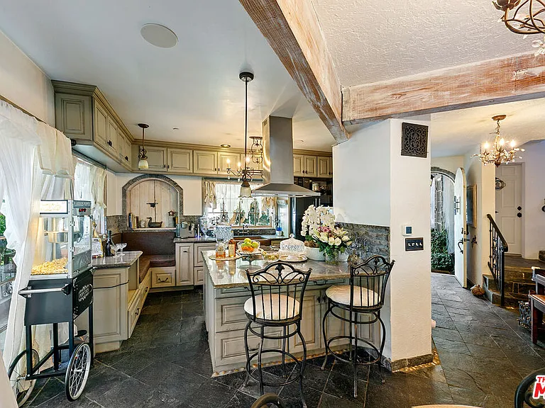 2851 Seabreeze Dr — Photo 19