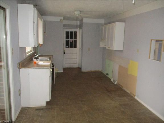 3rd image of 113 Holliman Dr