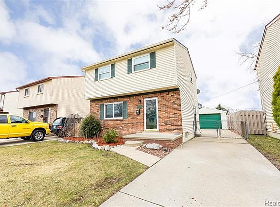 4th image of 23220 Elmira St