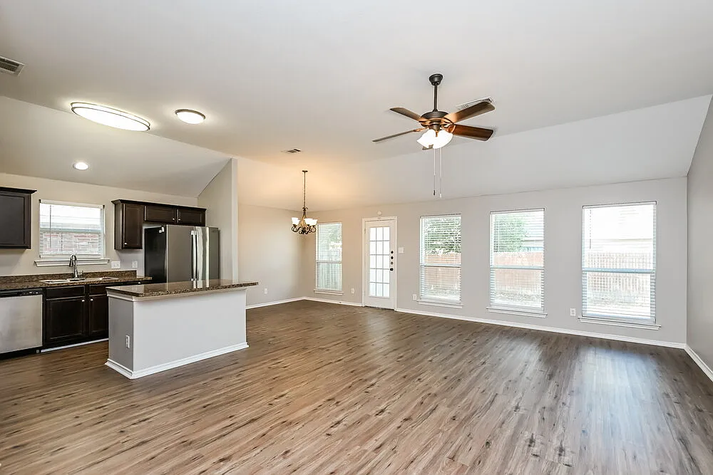 3 bed, 2.0 bath, 1658 sqft, $2,175 — Photo 4