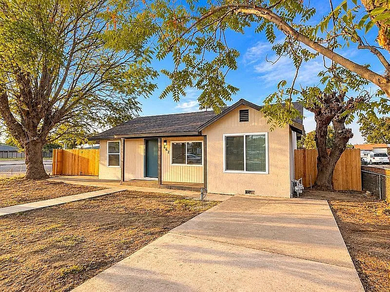 3 bed, 2.0 bath, 988 sqft, $1,685 — Photo 4