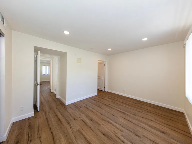 1524 Granville Ave #102 — Photo 13