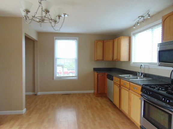 4th image of 106 Sanford St