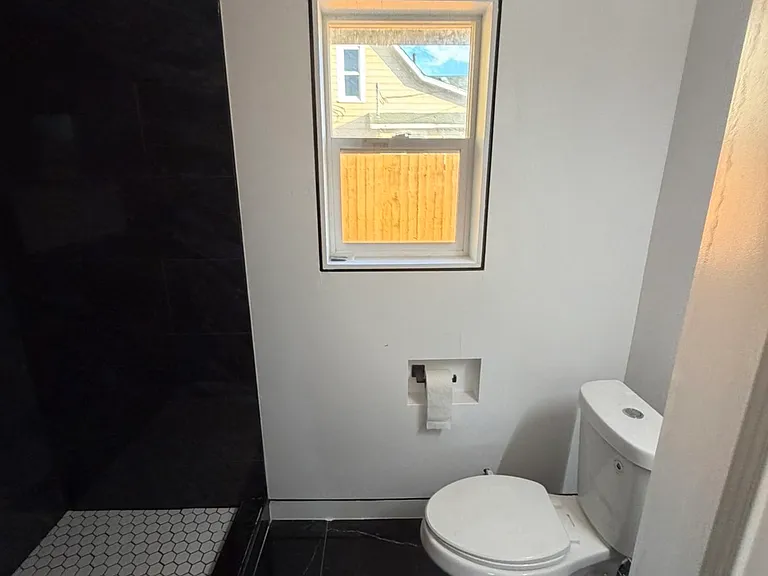 208 E Naches Ave #B — Photo 6