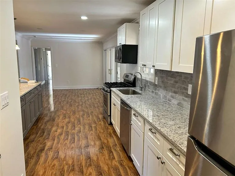 4642 Elmhurst Dr — Photo 2