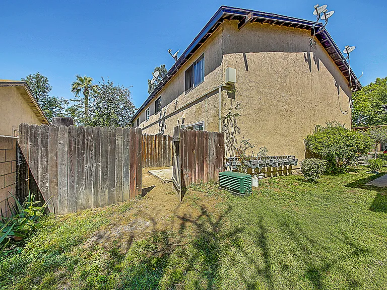 1006 E Deodar St #D — Photo 16
