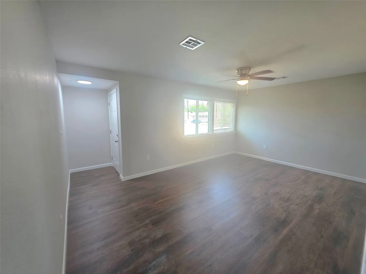 3 bed, 1.0 bath, 920 sqft, $1,600 — Photo 3