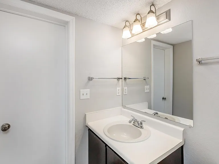 Summerlake Apartments — Photo 43