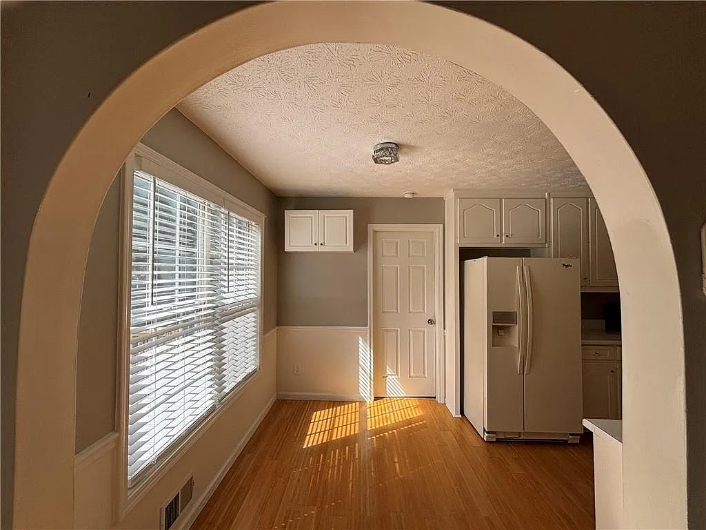 4 bed, 3.0 bath, 2253 sqft, $2,400 — Photo 4
