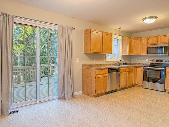 5th image of 15 Mulberry Ln #15