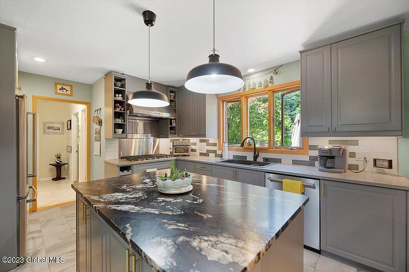 3rd image of 104 W St Stephens Lane