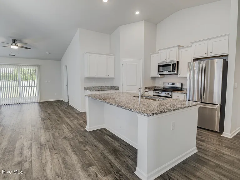 375 Logan St — Photo 9