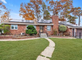 215 Abbington Ct, Copiague, NY 11726