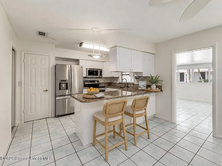 302 Emerald Pl E — Photo 10