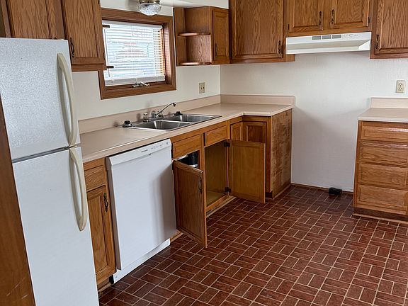3rd image of 530 Manville Ave