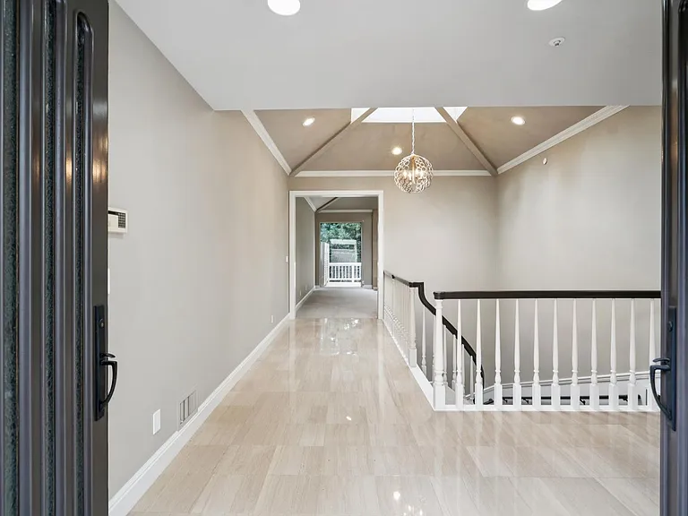 651 Manresa Ln — Photo 4