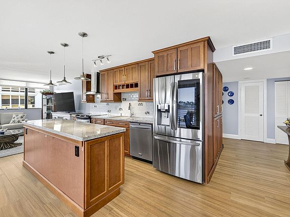 4th image of 900 NE SPANISH RIVER Boulevard #2w