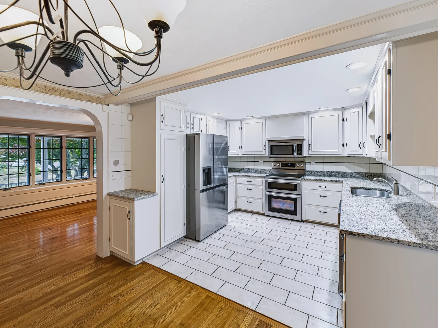 4 bed, 2816 sqft, $3,900 — Photo 3