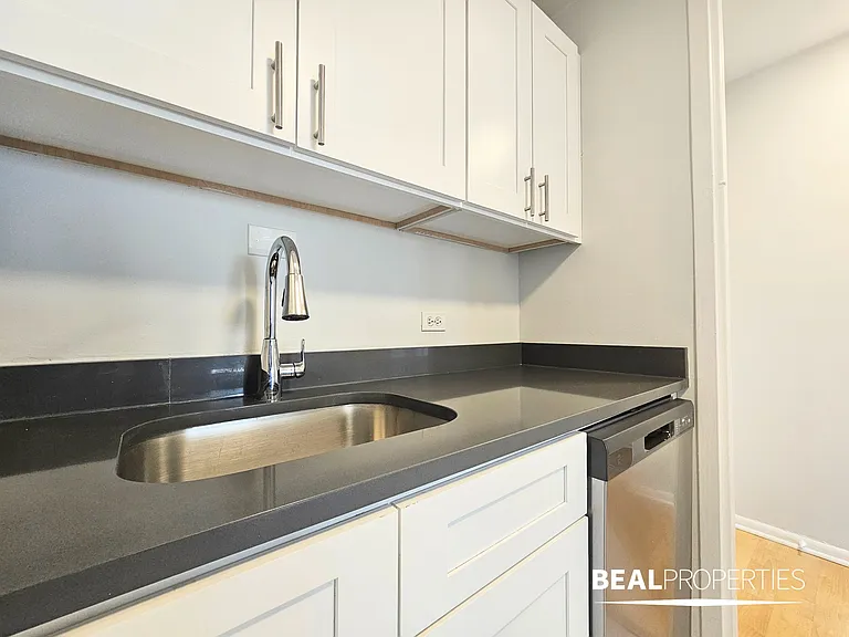 1344 N Dearborn — Photo 13