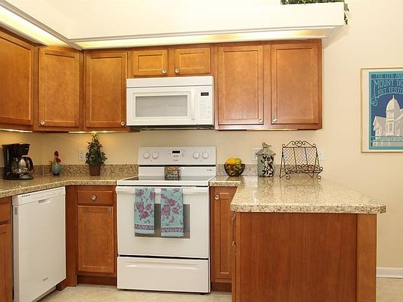 3rd image of 2850 Cambridge Ln