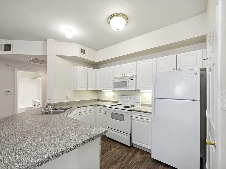 Tivoli Apartments — Photo 3