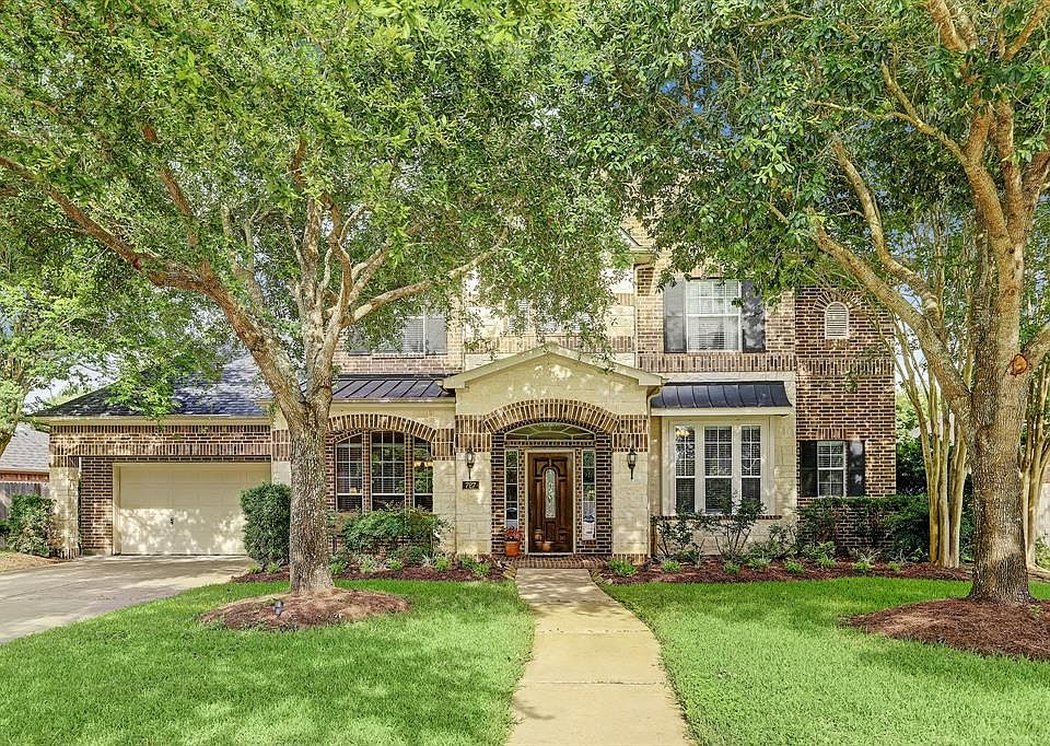 Welcome to 727 Summer Trace Lane! This gorgeous home has four bedrooms and three and a half bathrooms.