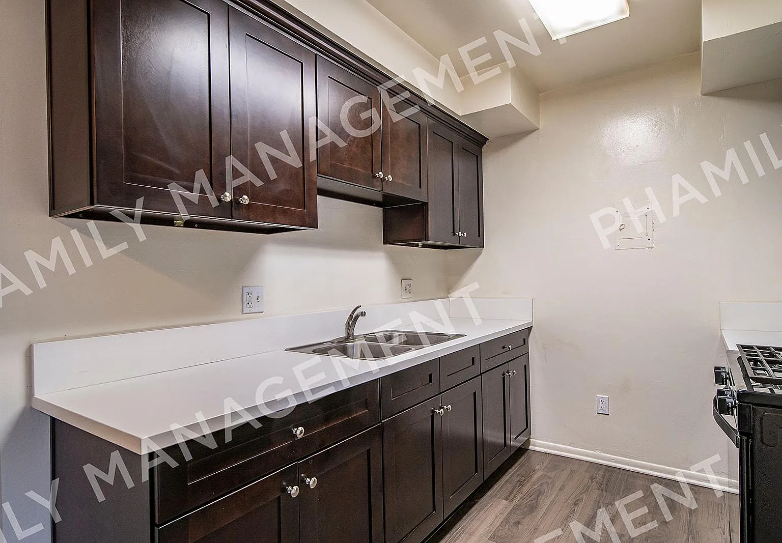 451 Anderwood Ct — Photo 3