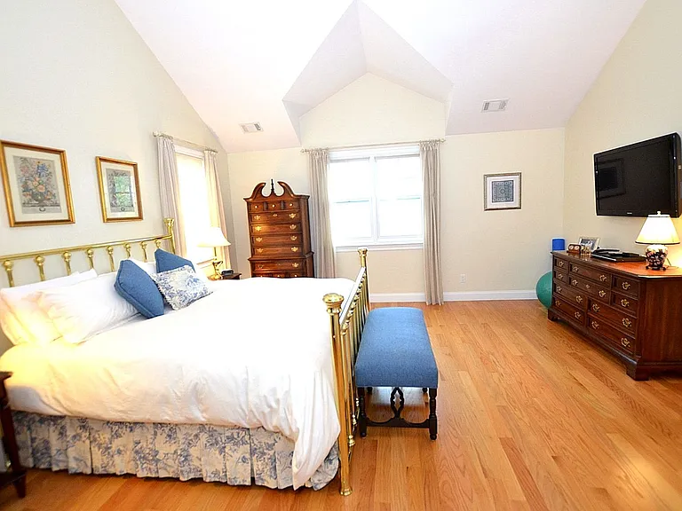 135 E Ave — Photo 12