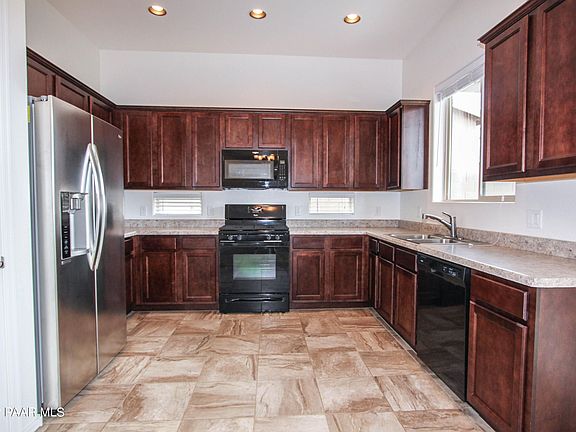 3rd image of 5872 N Thornberry Dr