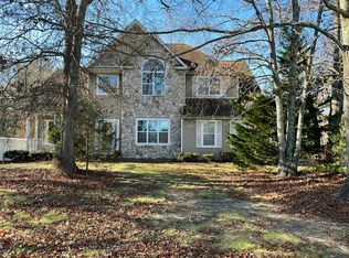 16 Jacobsen Ct, Medford, NY 11763