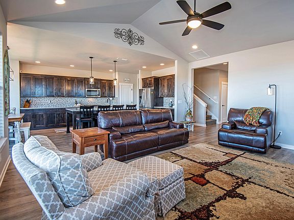 3rd image of 1055 NE Henry Dr