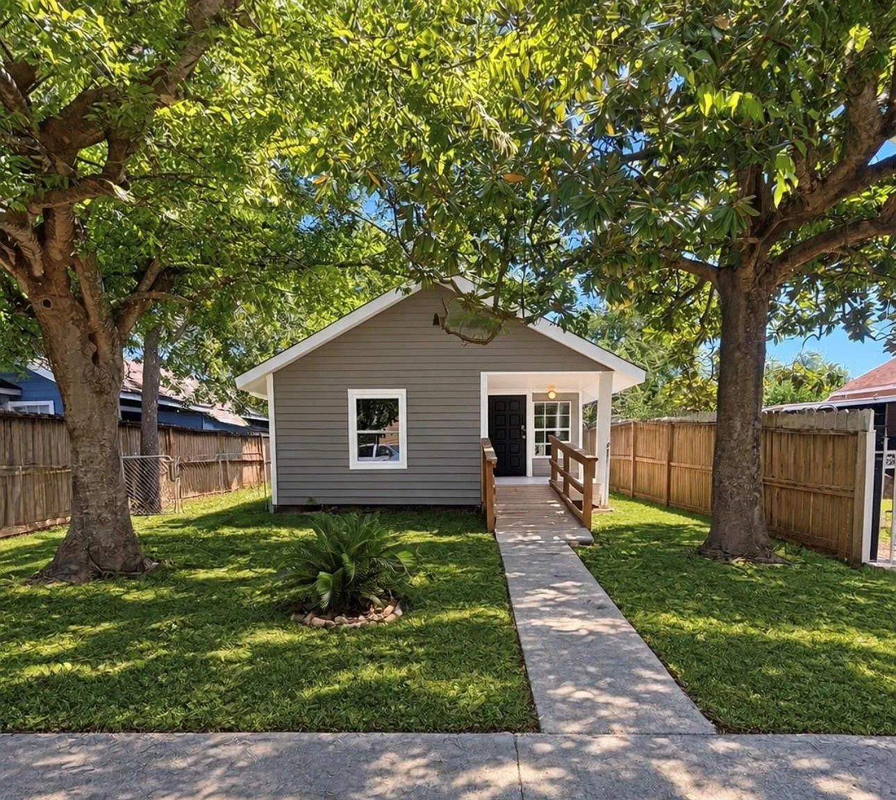 3 bed, 2.0 bath, 1080 sqft, $1,600 — Photo 1