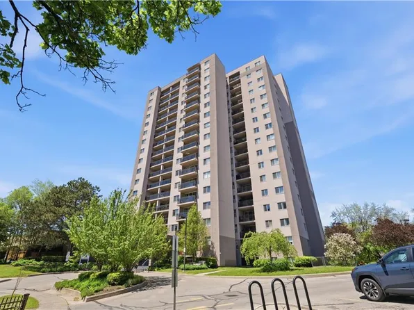 975 Warwick Ct #1005, Burlington, ON L7T 3Z7