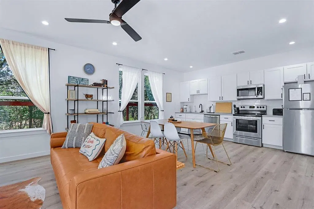 2 bed, 2.5 bath, 1348 sqft, $1,985 — Photo 2