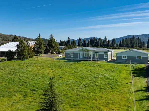 230 Colonial Rd, Roseburg, OR 97471