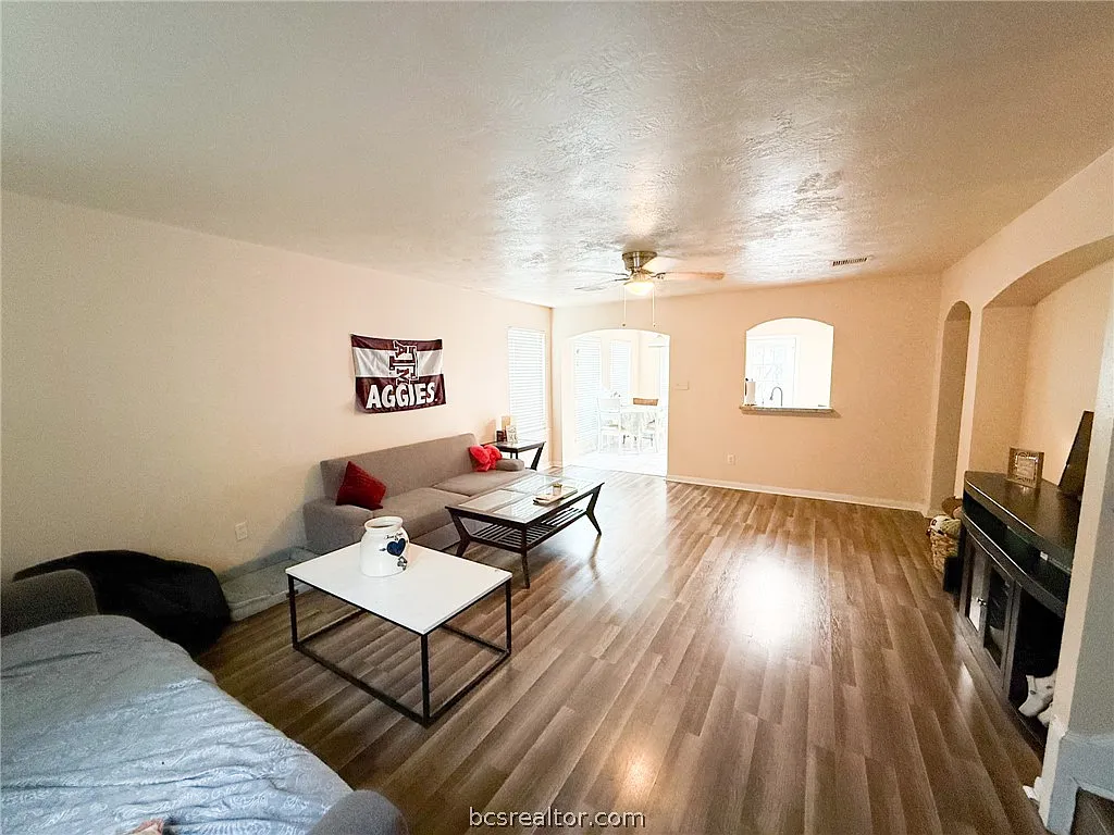 3 bed, 1555 sqft, $2,400 — Photo 2