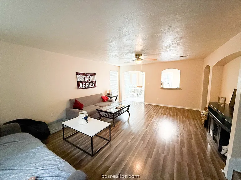 515 Camp Ct — Photo 2