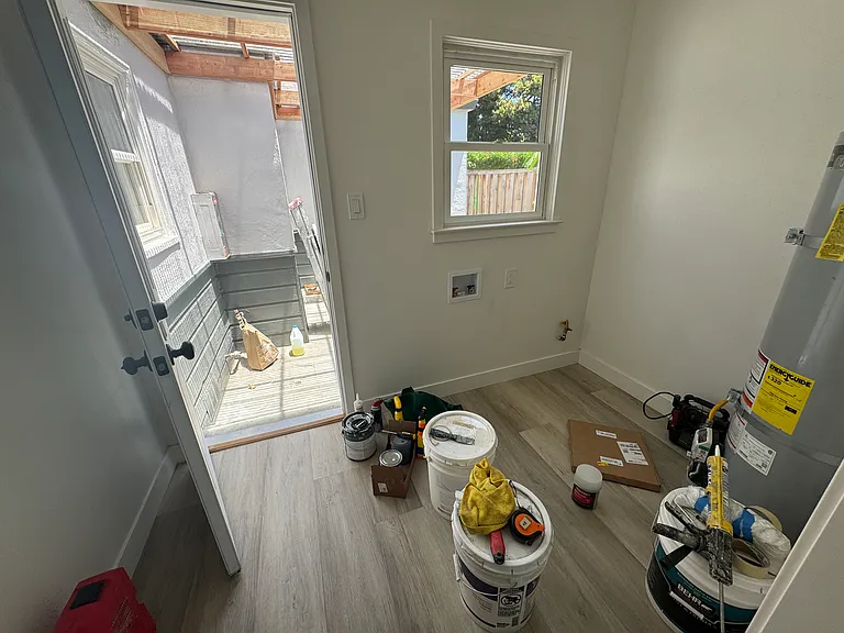 610 E Saint James St — Photo 6