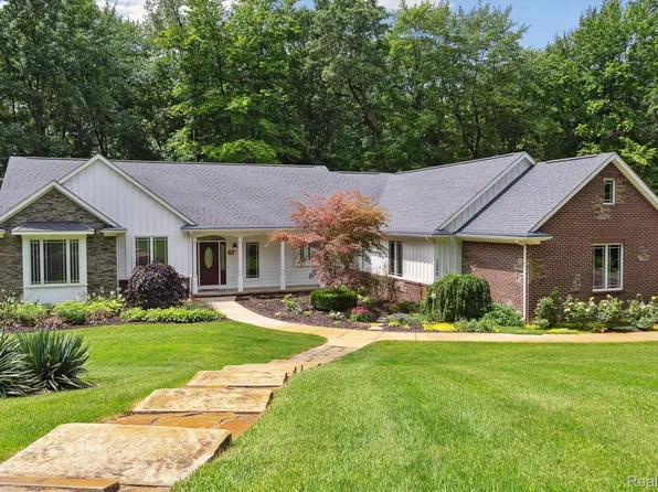 1250 McGrew Ln, White Lake, MI 48383