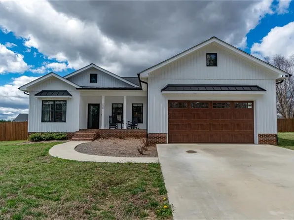 1038 Billy Reynolds Rd, Yadkinville, NC 27055