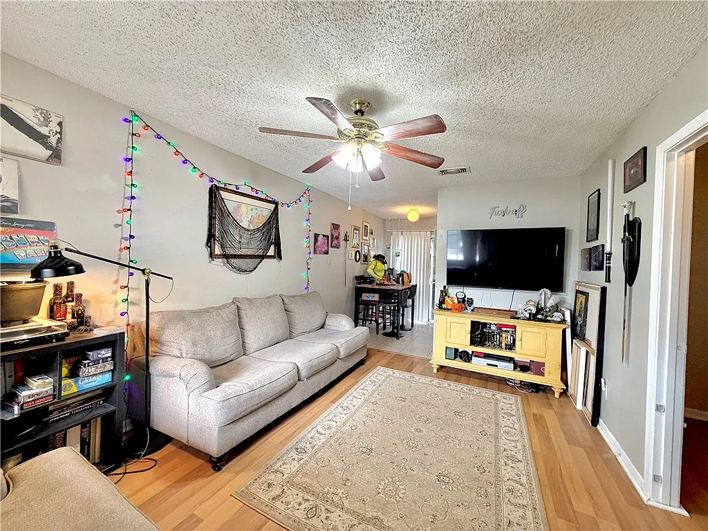 2 bed, 1.5 bath, 915 sqft, $1,150 — Photo 3