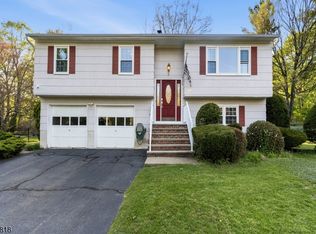29 Albertine Pl, Oak Ridge, NJ 07438