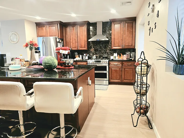 35 Clark Ave — Photo 10