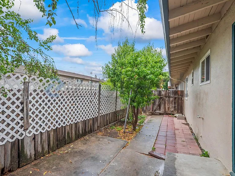 1883 Robin Ln #1 — Photo 22