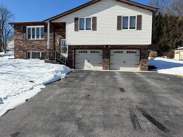 1652 Saint Francis Ln, Altoona, PA 16602